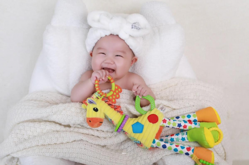 莒县四个月宝宝揉眼睛